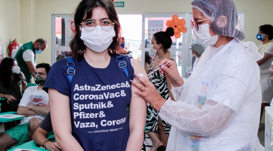 Jovens a partir de 19 anos podem vacinar contra Covid-19 em Manaus