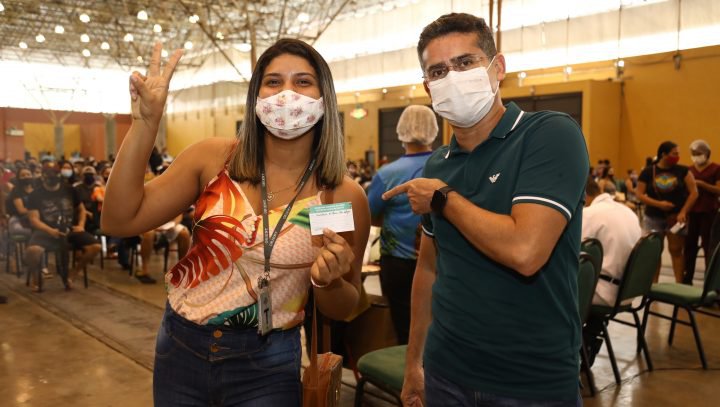 David Almeida acompanha vacinação de população a partir dos 18 anos contra Covid-19