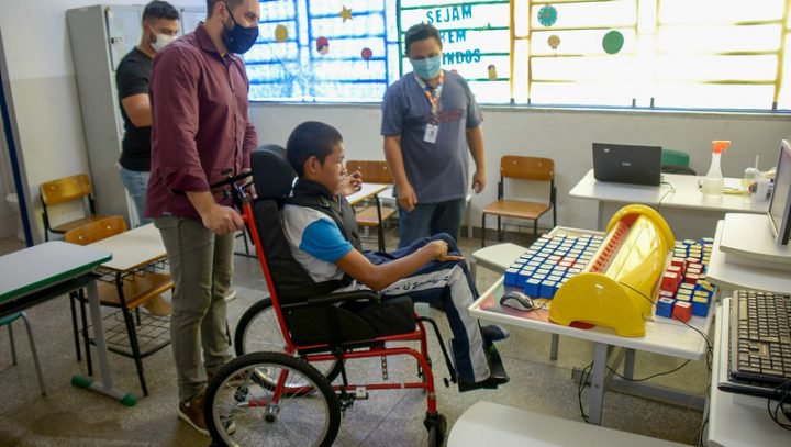 Alunos da educação especial recebem cadeiras adaptadas da Prefeitura de Manaus