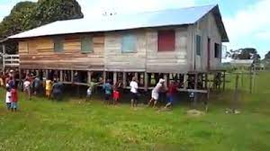 Moradores se juntam para ‘arrastar’ casa em comunidade ribeirinha do Amazonas