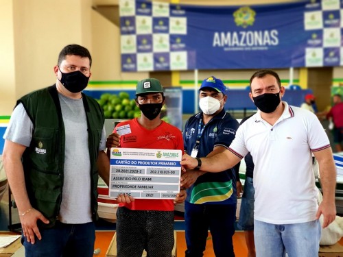 Governo do Estado entrega R$ 195 mil em crédito rural a pescadores e agricultores familiares de Manaquiri