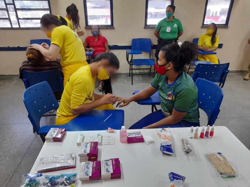Detentas realizam serviços de embelezamento para mulheres em situação de violência e vulnerabilidade social