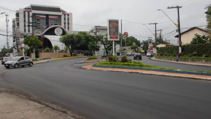 Prefeitura finaliza revitalização asfáltica da avenida Professor Nilton Lins