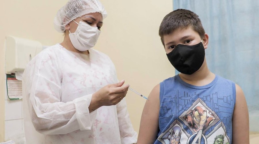 Adolescentes de 12 anos podem vacinar contra Covid-19 nesta terça (17)