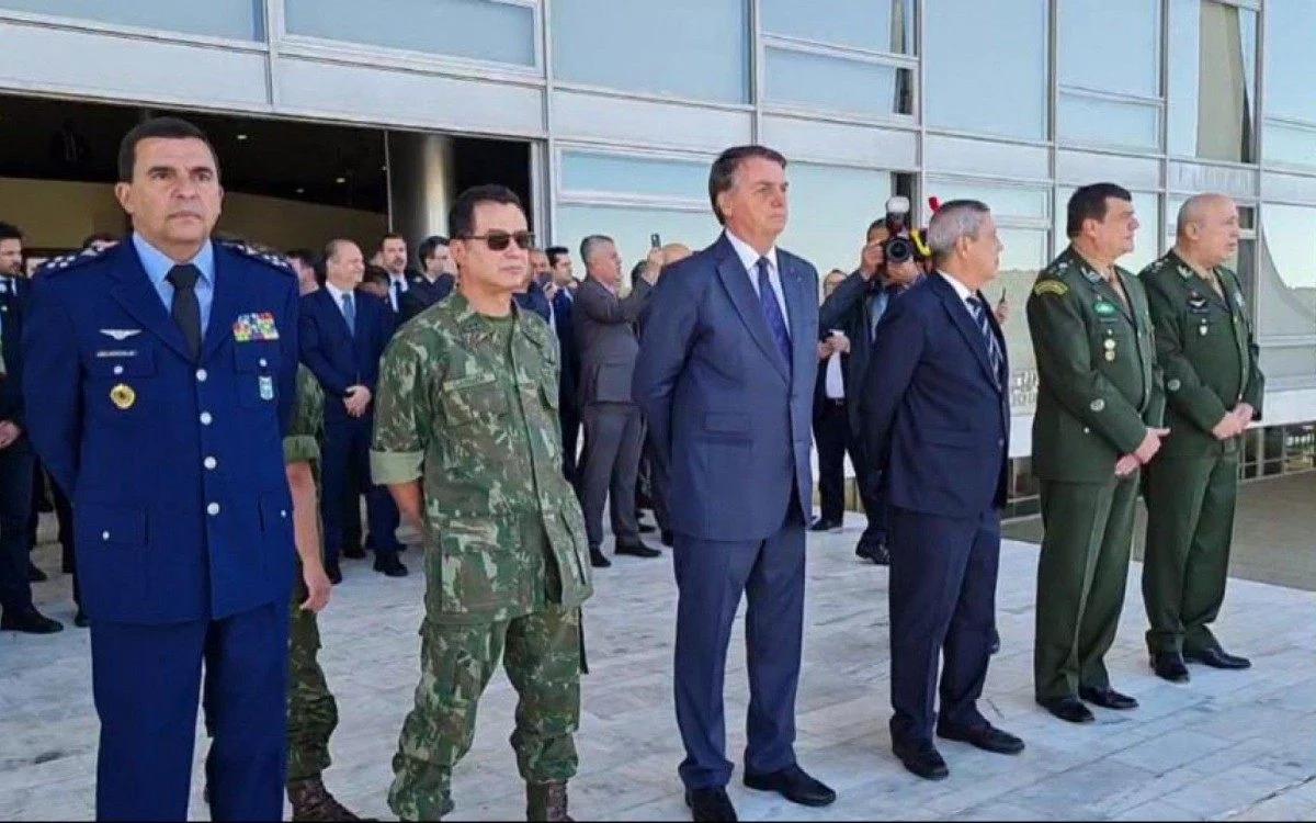 Bolsonaro acompanha desfile de tanques militares no Palácio do Planalto