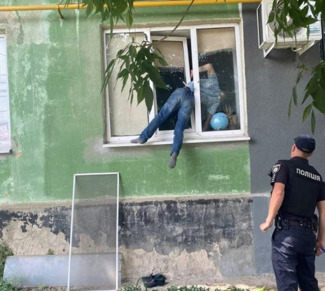 Homem bêbado tenta invadir apartamento da ex e acaba preso na janela