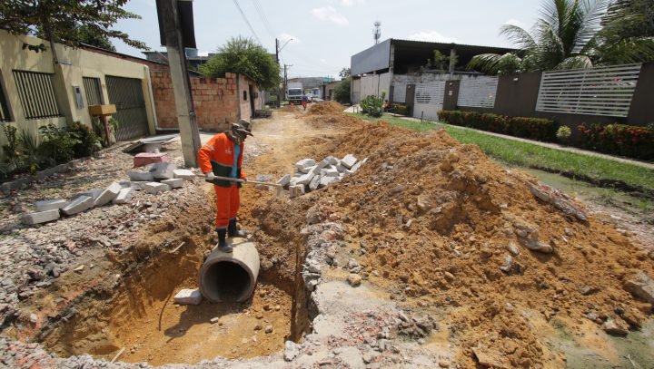 Prefeitura de Manaus implanta 250 metros de rede de drenagem profunda no bairro Monte das Oliveiras