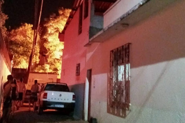 Vídeo: Incêndio atinge casa durante madrugada na avenida Constantino Nery
