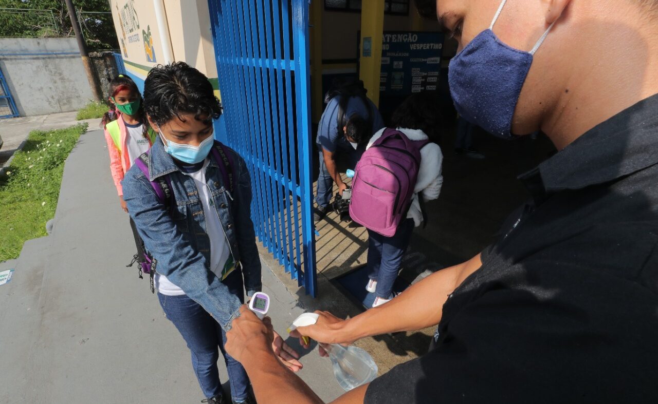 Volta às aulas 100% presenciais: máscaras continuam obrigatórias e aulas serão de segunda à sexta-feira