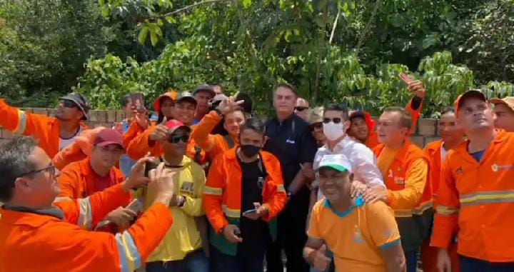 Presidente desce do carro e cumprimenta equipe de limpeza pública em Manaus