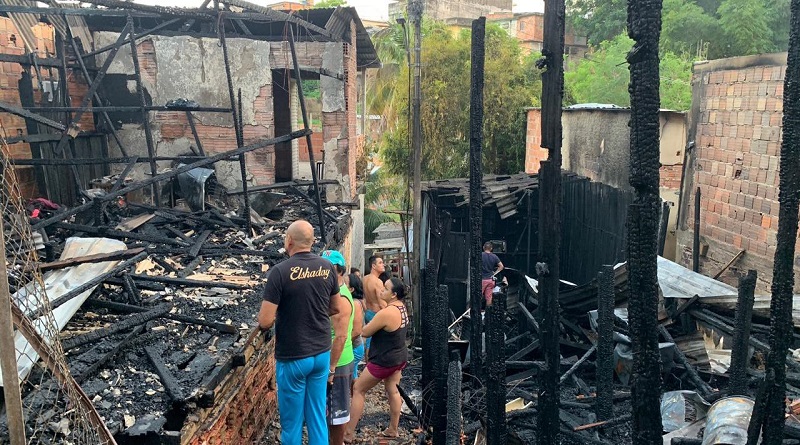 Incêndio deixa famílias sem nada em bairro da zona Sul de Manaus