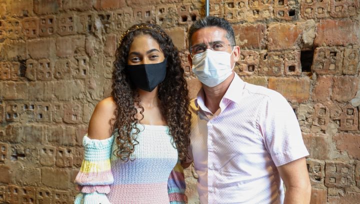 Prefeito David Almeida faz campanha pela cantora Izabelle Ribeiro, representante do Amazonas no ‘The Voice Kids’