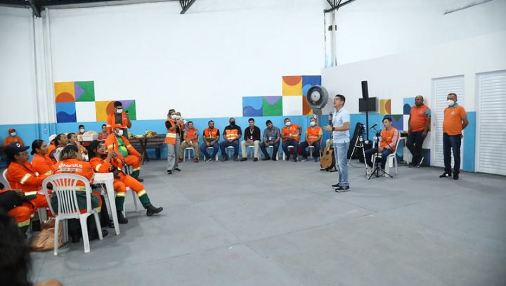 Prefeito vistoria unidade de obras e limpeza do Centro e agradece empenho de servidores