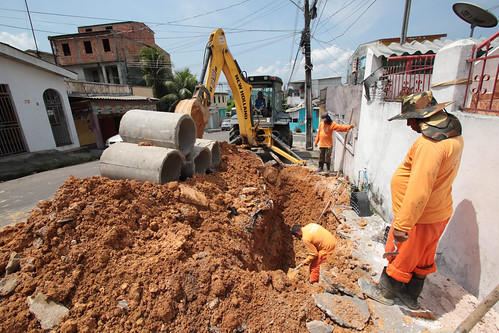 Implantação de nova rede de drenagem na avenida Brasil segue para fase de conclusão