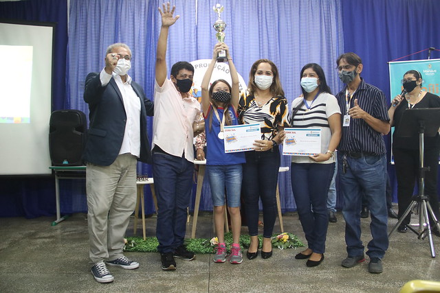Alunos da rede municipal de ensino recebem premiação do concurso de produção textual