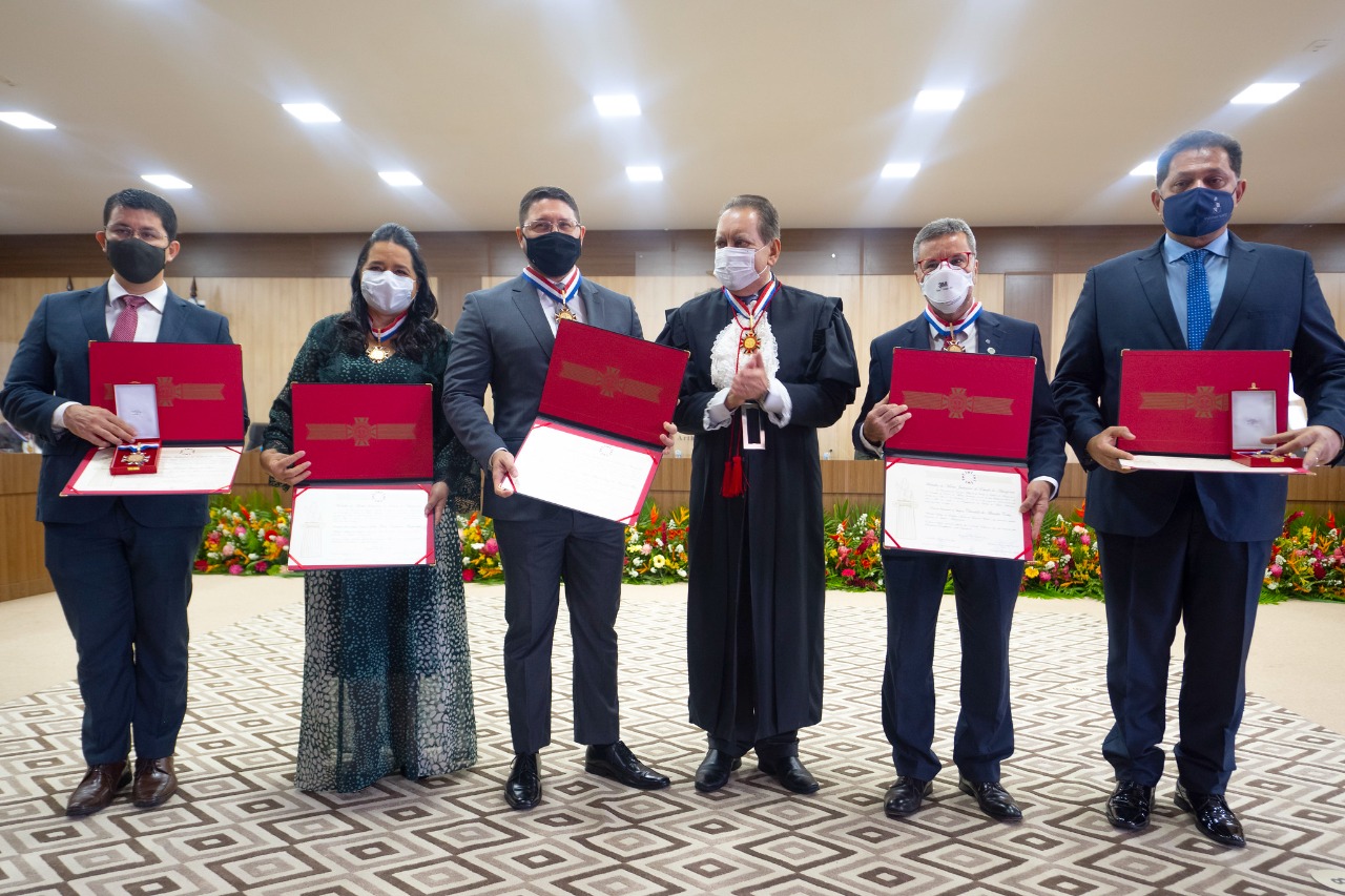 Vice-governador Carlos Almeida recebe a Medalha da Ordem do Mérito Judiciário do TJ-AM