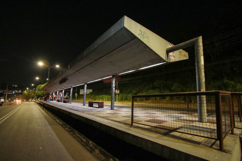 Lâmpadas de LED são instaladas em pontos de ônibus