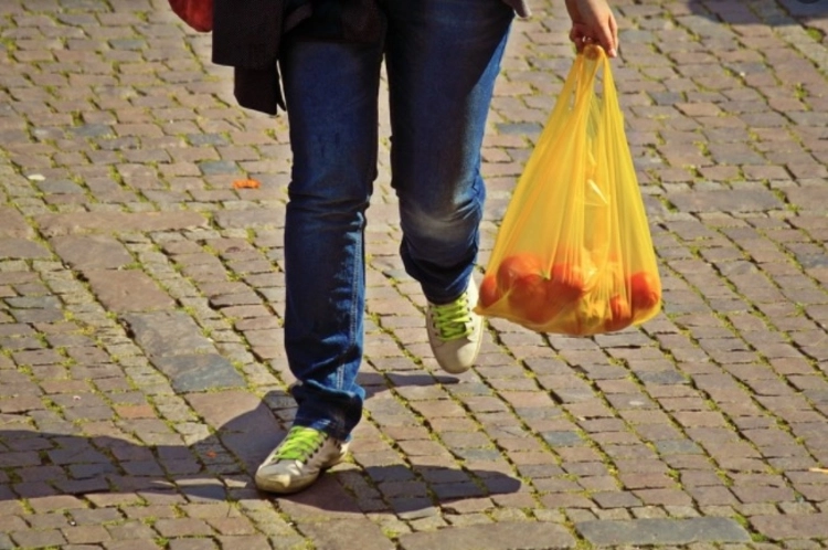 Supermercados deixam de distribuir sacolas plásticas a partir desta sexta em Manaus