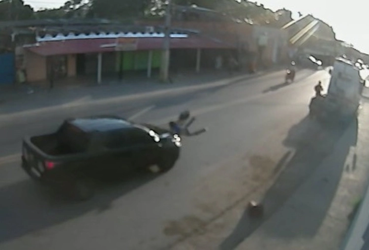 Vídeo: Criança é arremessada ao ser atropelada em avenida de Manaus