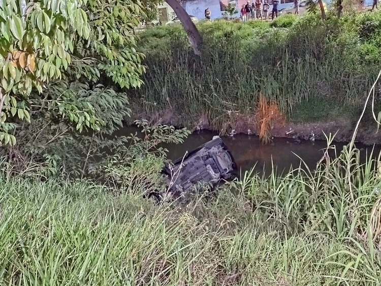 Assaltantes caem com carro em igarapé ao tentarem fugir da polícia em Manaus