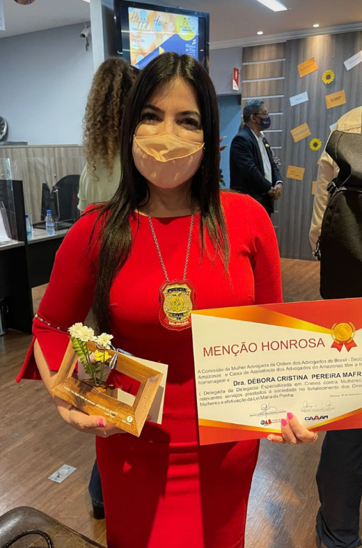 Delegada Débora Mafra recebe homenagem da OAB/AM em solenidade à Rede de Proteção à Mulher