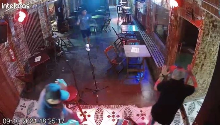 Militar surta, atira para cima e toca o terror em boteco em Manaus; Veja vídeo