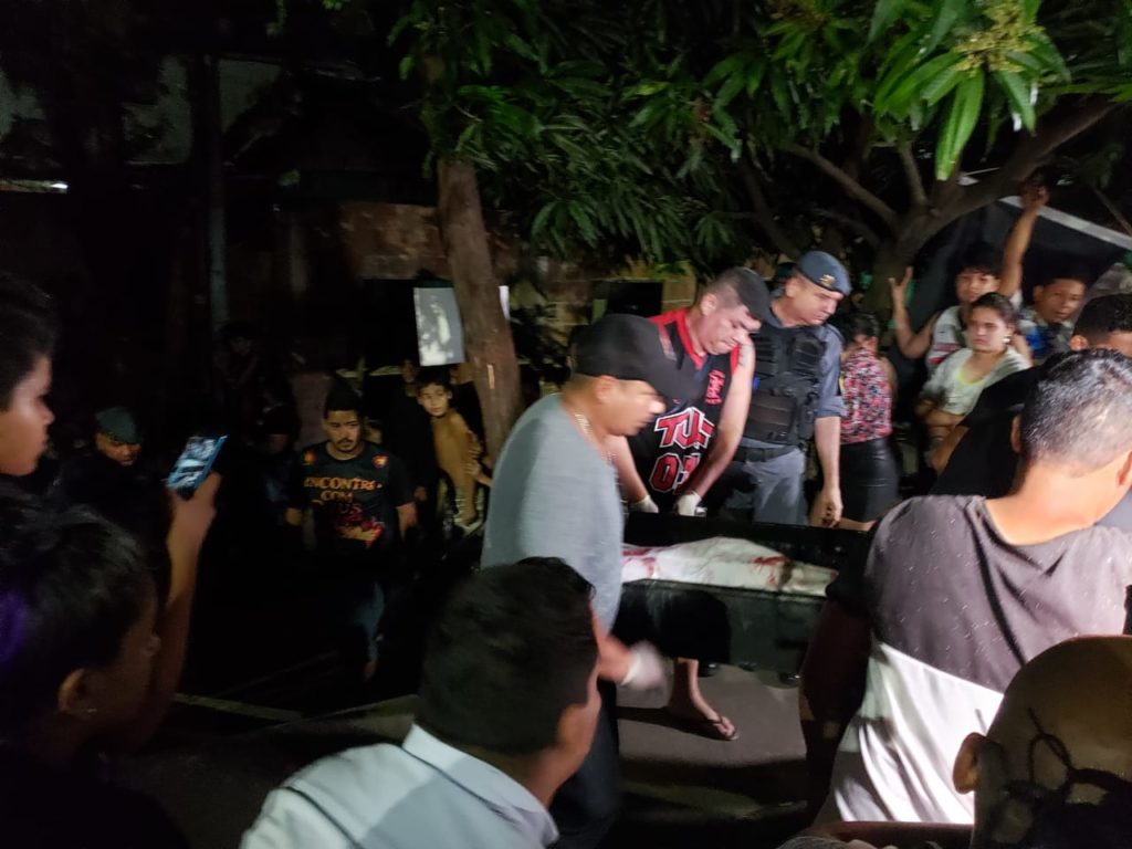 Pistoleiro em carro preto executa homem com cinco tiros em Manaus