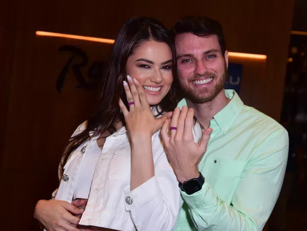 Eslovênia e Lucas Bissoli trocam beijos e aliança em reencontro pós-BBB