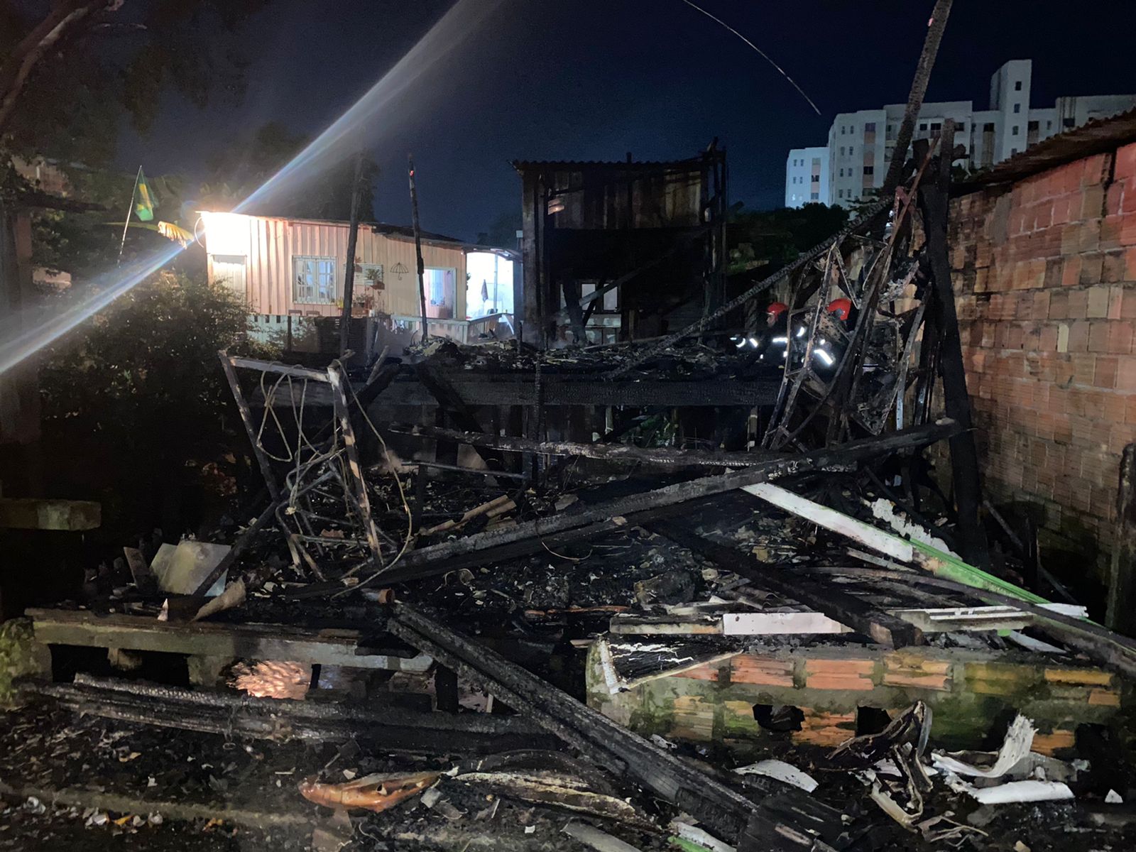 Grande incêndio destrói casas no bairro da Paz, em Manaus