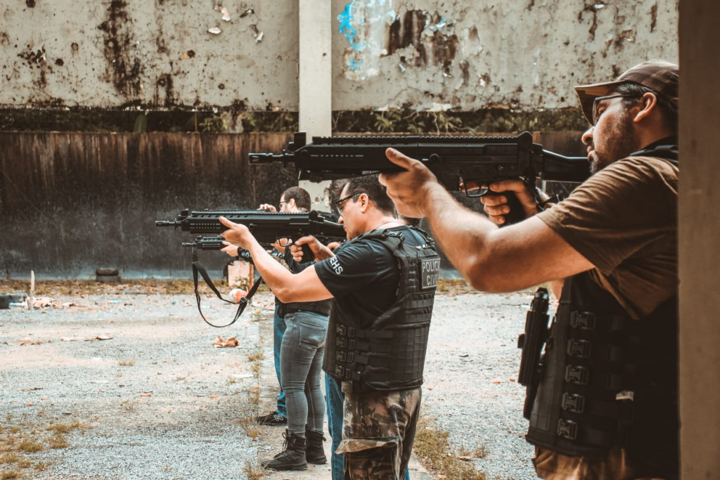 Polícia Civil realiza treinamento para capacitar servidores a operar e combater utilizando fuzil no AM