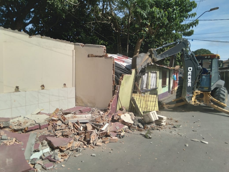 Boxes irregulares em calçada de escola são demolidos em Manaus