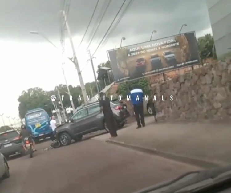 Vídeo: Carro de luxo tem frente destruída após batida de micro-ônibus na saída da concessionária em Manaus