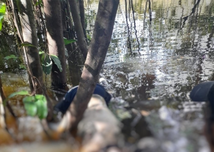 Em decomposição, corpo encontrado no distrito de Ariaú é retirado por bombeiros