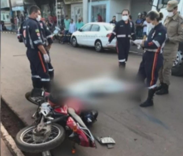 Criança morre após cair de moto e ser atropelada por caminhão; vídeo