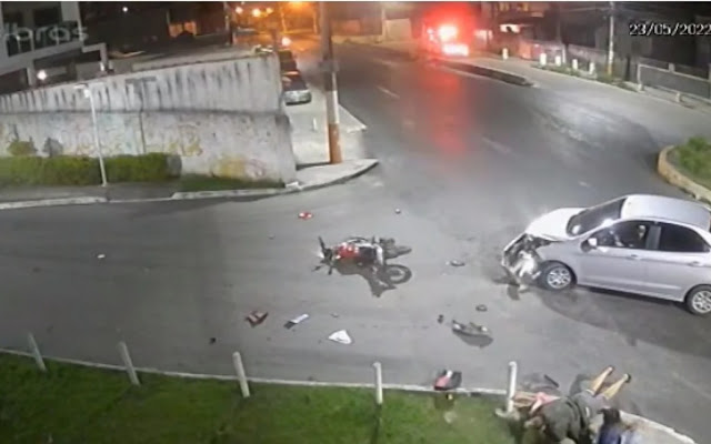 Vídeo flagra momento que motoqueiro é arremessado em acidente impressionante. Veja!