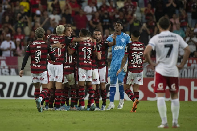Flamengo não convence, mas triunfa na Libertadores