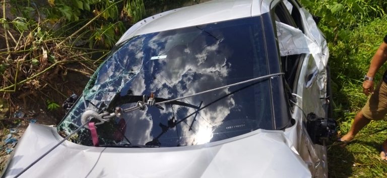 Após acidente, carro cai em igarapé em Manaus; veículo estava com crianças