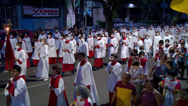 Cerca de 50 mil fiéis participam de missa e procissão de Corpus Christi em Manaus, diz PM