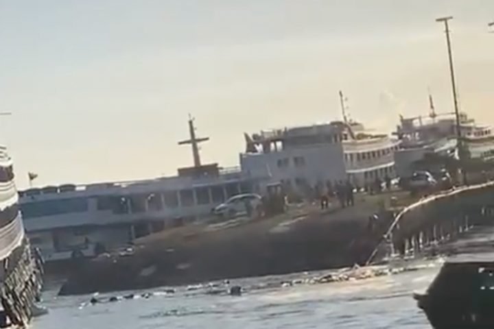 Criminosos roubam boias e balsa afunda no porto do Rodway; veja vídeos