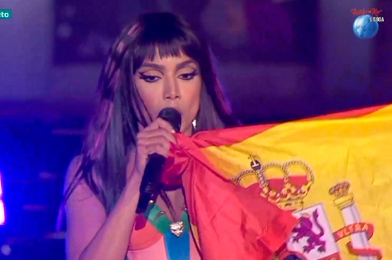 Deus Ruim: “Não façam como a Anitta, estudem”, diz fã após artista subir com bandeira da Espanha no Rock in Rio em Portugal