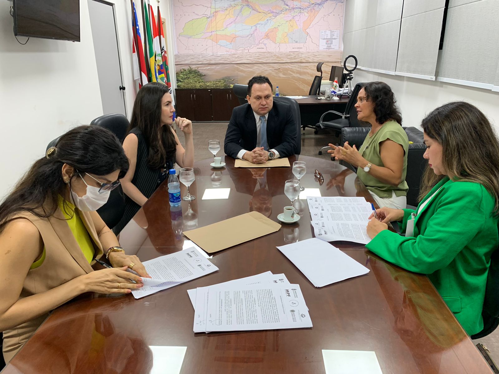 MP e Defensoria assinam recomendações para combater violência obstétrica no AM