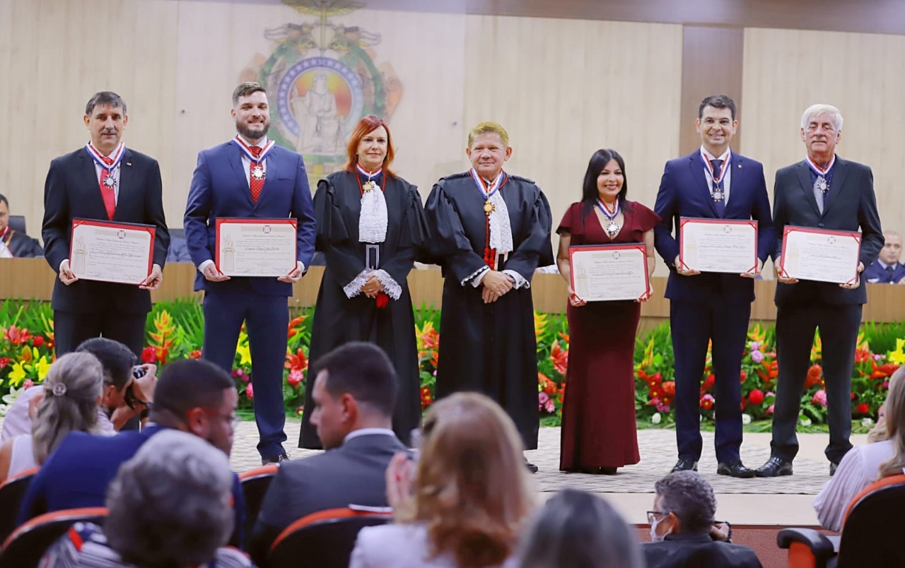 DELEGADA DÉBORA MAFRA RECEBE MEDALHA DO MÉRITO JUDICIÁRIO DO ESTADO DO AMAZONAS