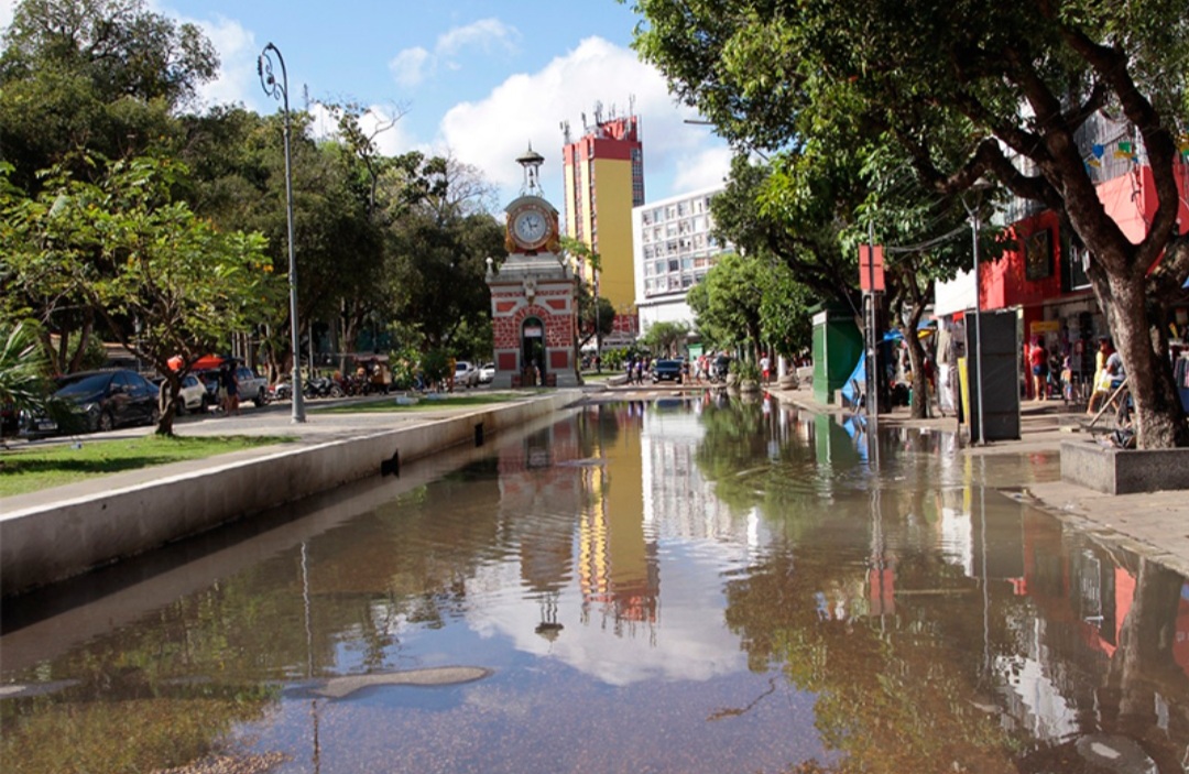 Águas do Rio Negro começam a baixar em Manaus