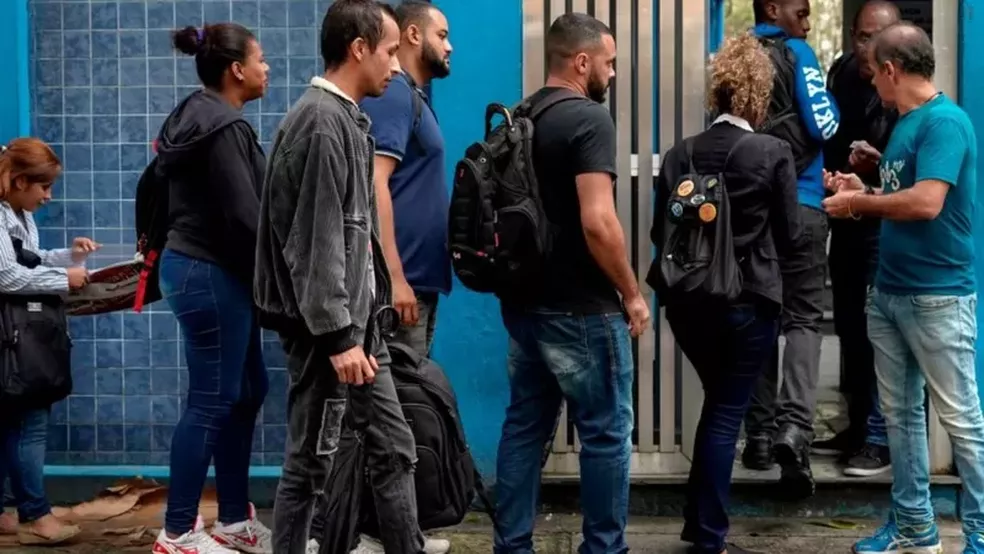 Taxa de desemprego: Cai para 9,8% em maio e atinge 10,6 milhões, diz IBGE