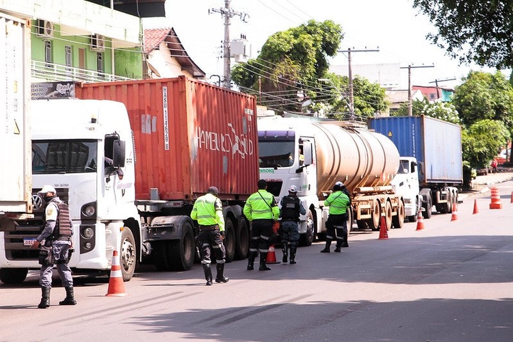 Após acidentes, Prefeitura de Manaus realiza nova Operação Carga Pesada
