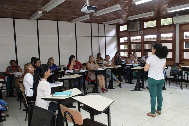 Ufam abre vagas para cursos de inglês, espanhol, francês e japonês; saiba mais