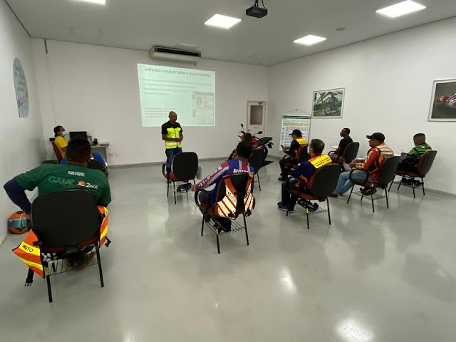 Mototaxistas recebem curso de reciclagem conforme lei municipal