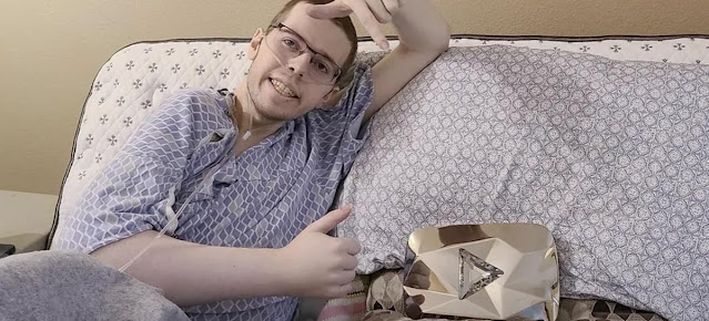 Youtuber gamer com 12.4 Milhões de inscritos morre de câncer e pai faz último vídeo; assista
