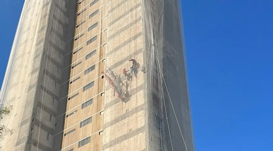 Vídeo: trabalhadores ficam pendurados durante horas após rompimento de cabo em prédio, em Manaus