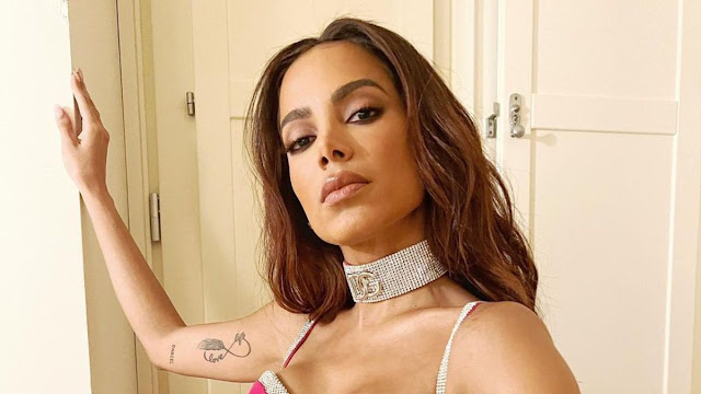 Anitta diz que vai matar curiosidade de fãs sobre tatuagem íntima